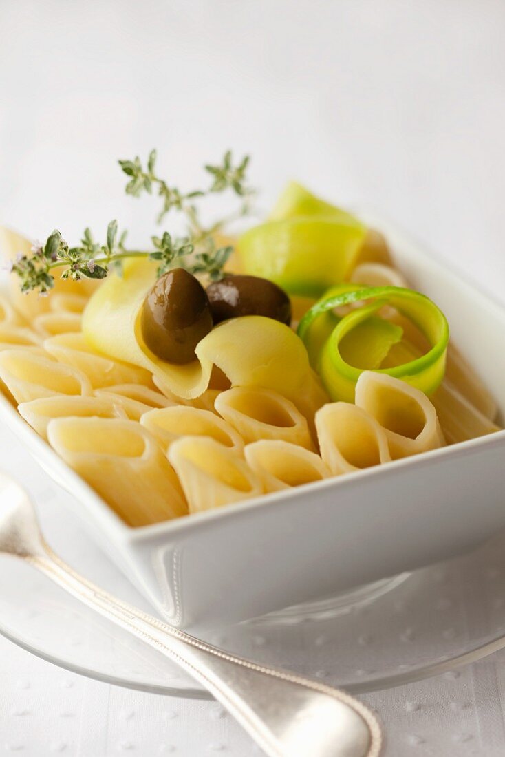 Nudelsalat mit Penne, Zucchini & Oliven