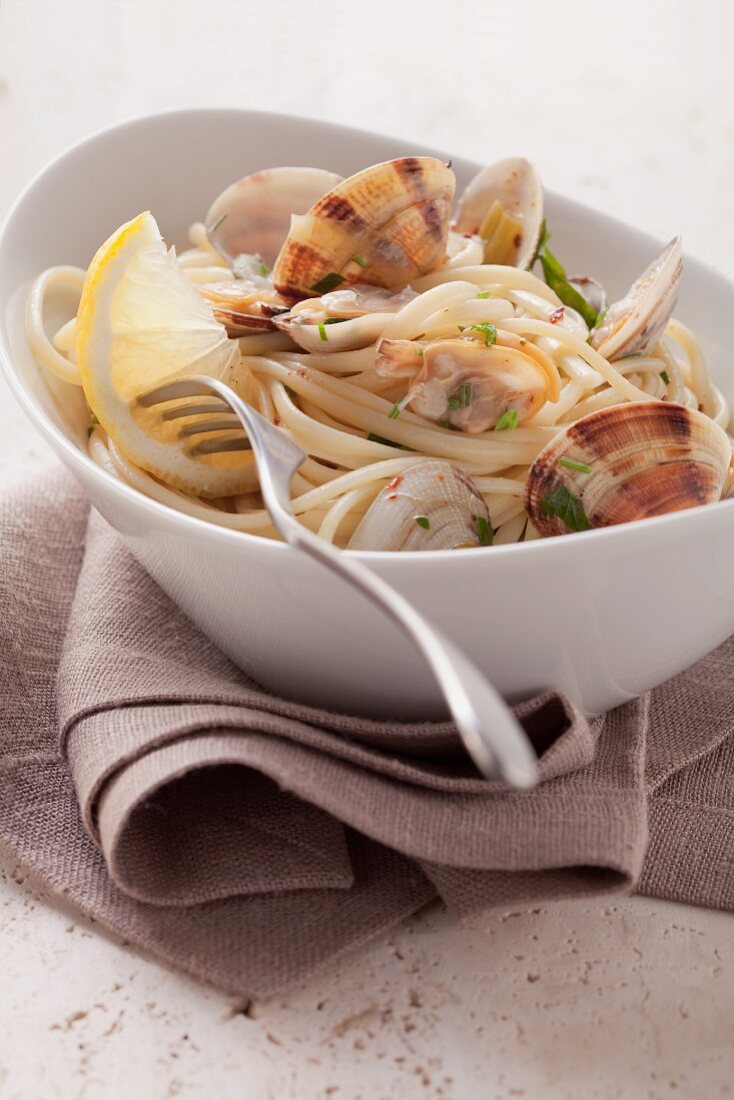 Spaghetti alle vongole (Spaghetti with clams, Italy)