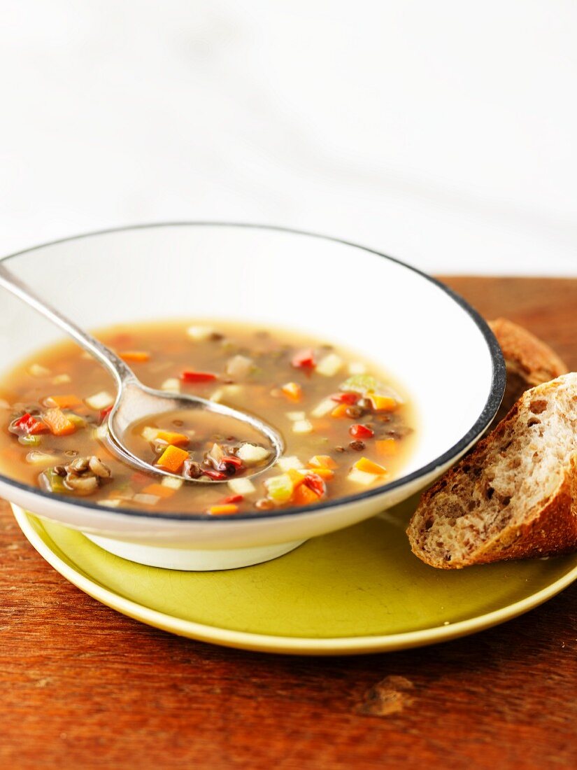 Gemüsesuppe mit Brot