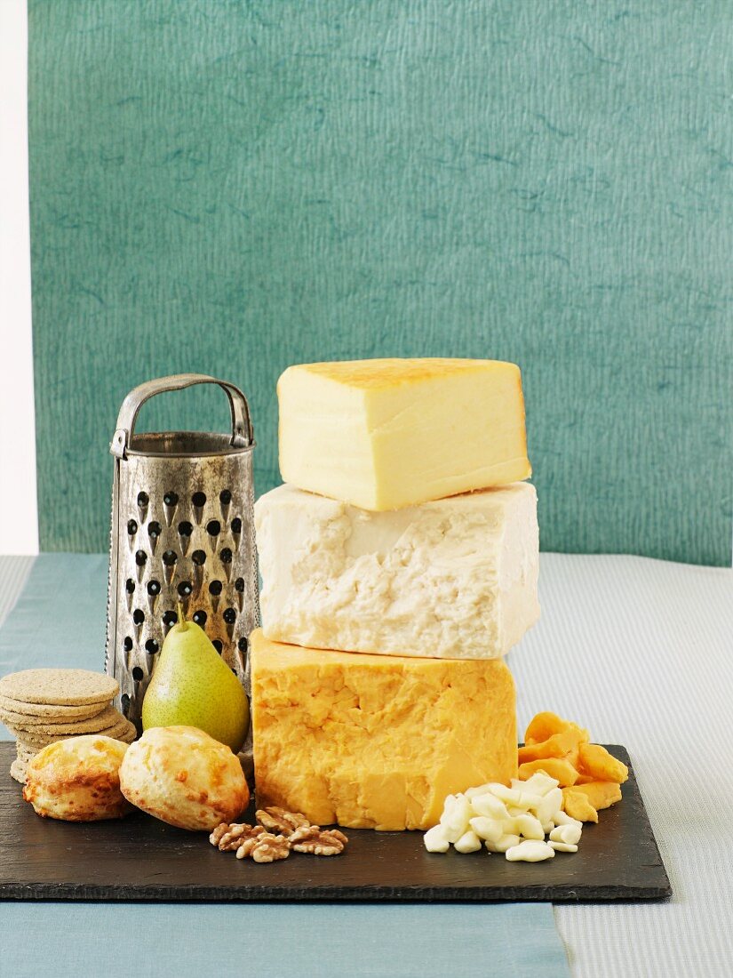 Cheddar, Walnüsse, Birne, Scones und Cracker