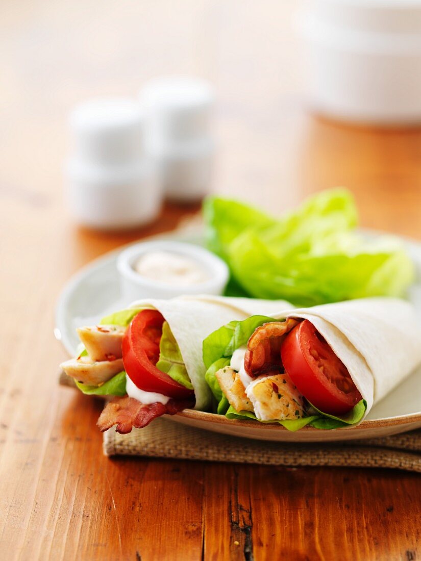 Chicken wraps with tomatoes