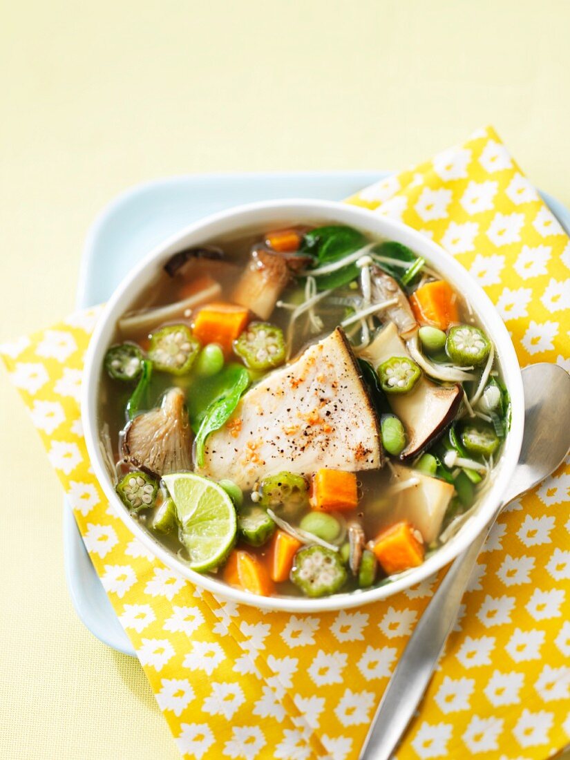 Gemüsesuppe mit Pilzen und gegrilltem Fisch