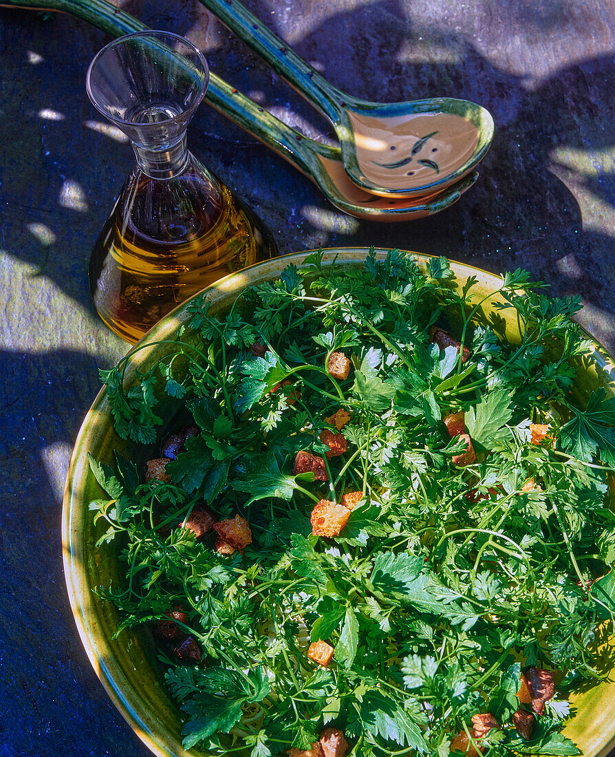 Salat mit frischen Kräutern & Croûtons