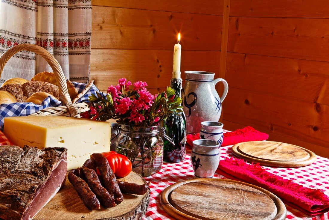 Marende (Brotzeit, Südtirol) in Bauernstube mit Speck, Wurst, Käse, Brot und Wein
