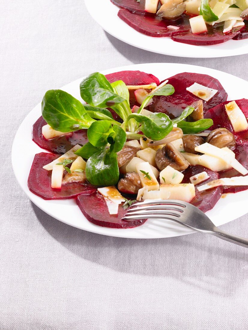 Rote-Bete-Salat mit Maroni, Birnen, Parmesan und Feldsalat