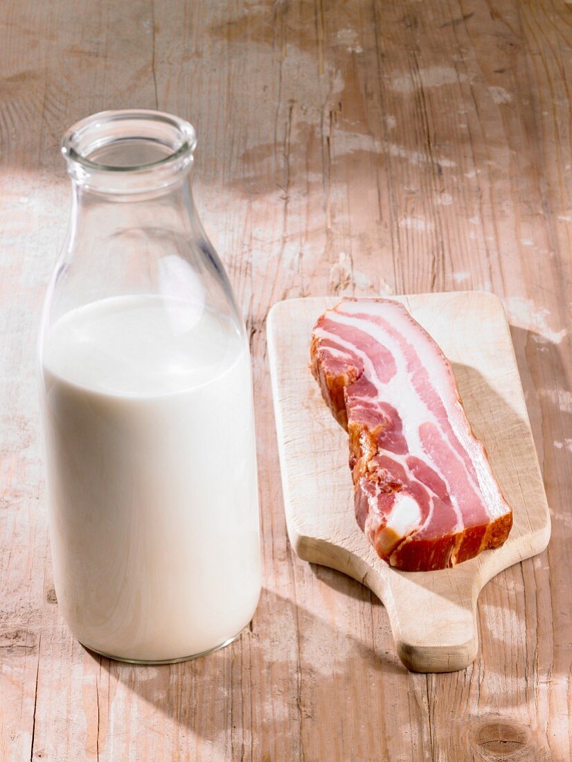 Milchflasche und Speck