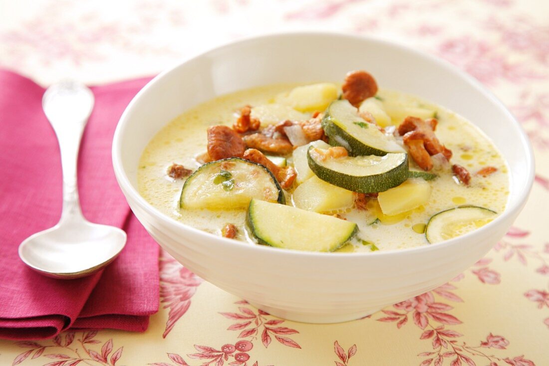 Zucchini-Pfifferlings-Suppe mit Kartoffeln und Sauerrahm