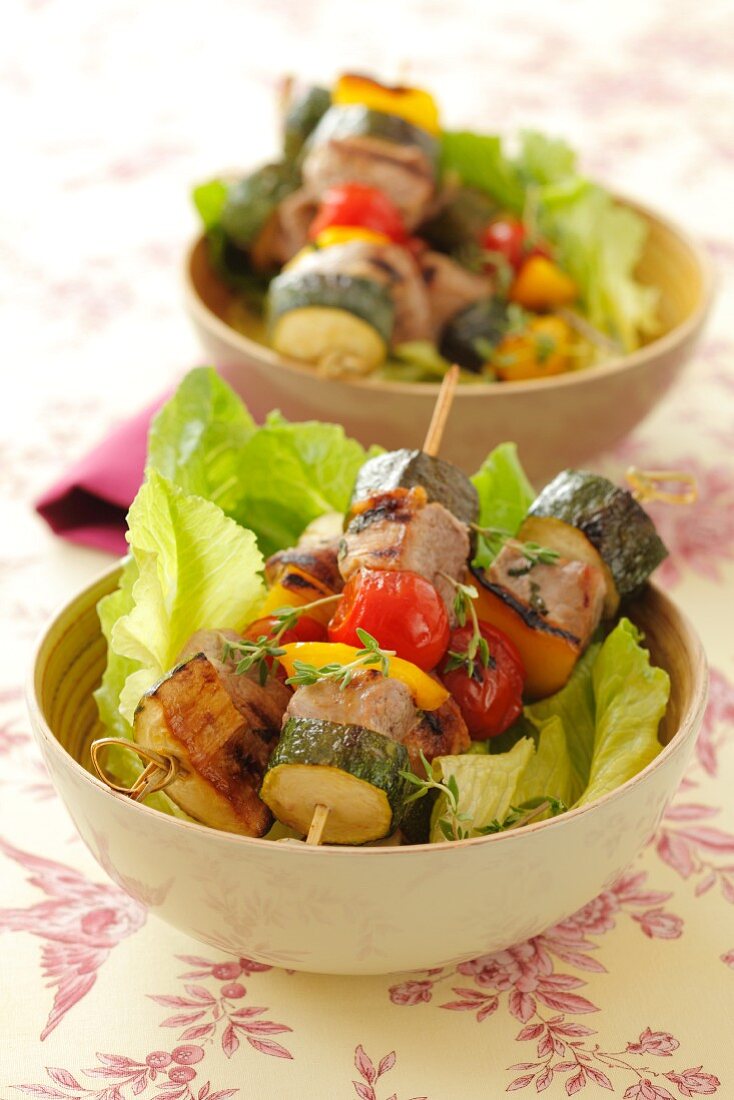 Schweinefilet-Gemüse-Spiesse auf Salat