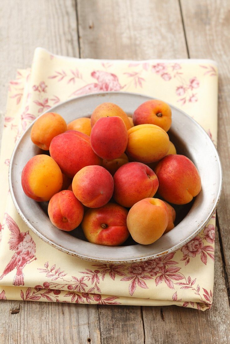 A plate of fresh apricots