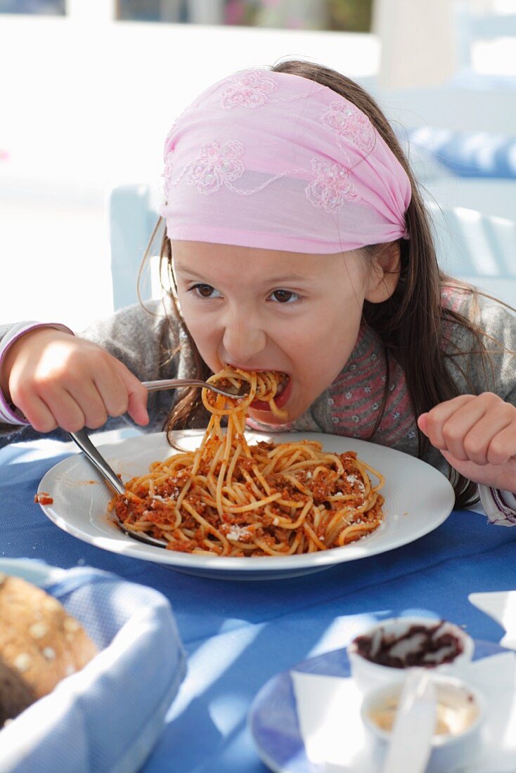 Kleines Mädchen isst Spaghetti Bolognese