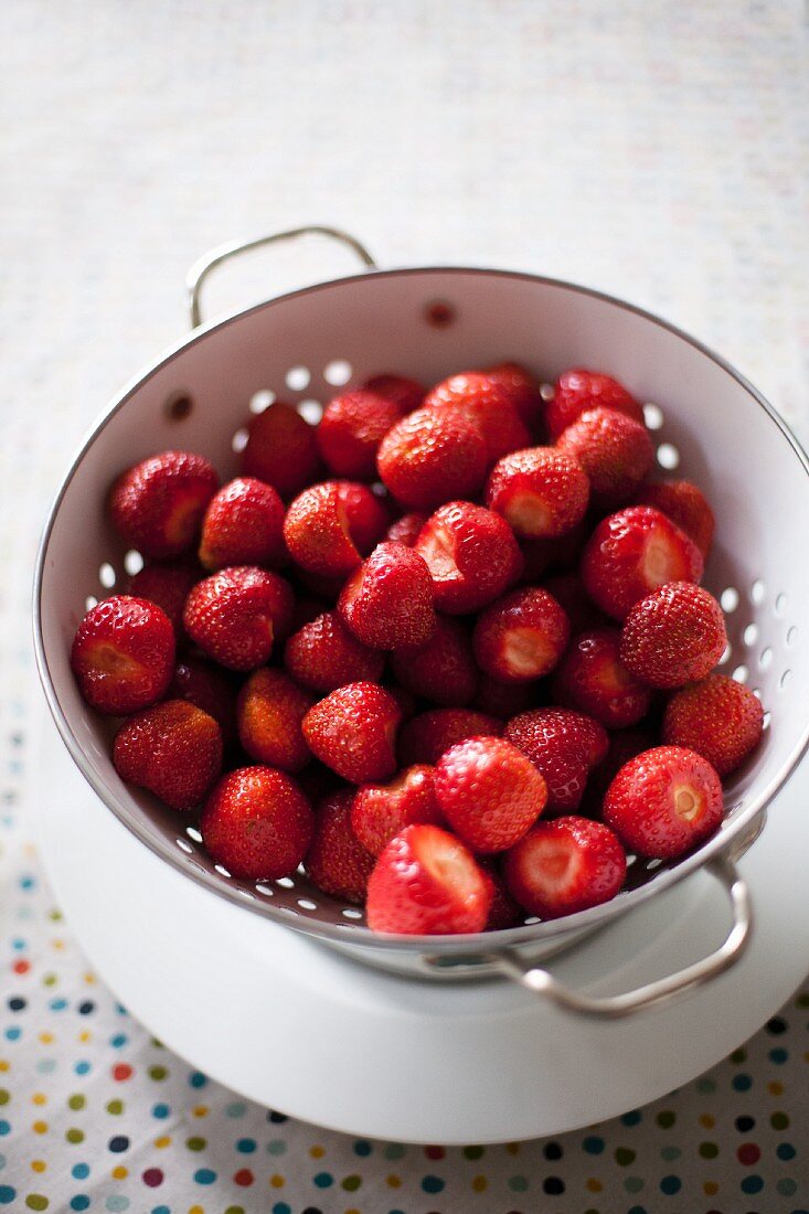 Viele Erdbeeren im Küchensieb