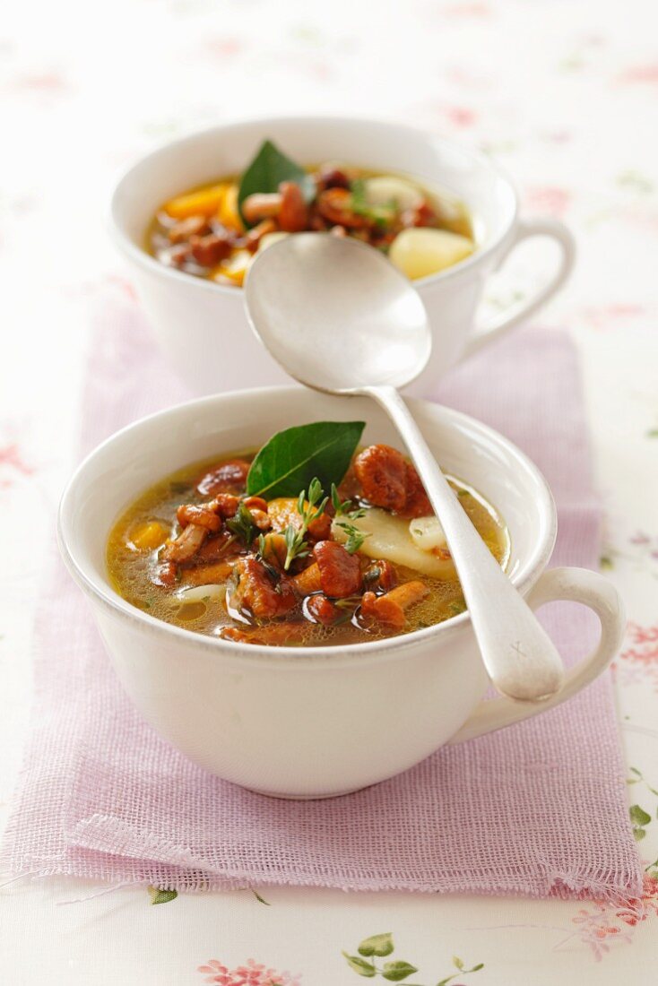 Pfifferlingssuppe mit Kartoffeln und Thymian