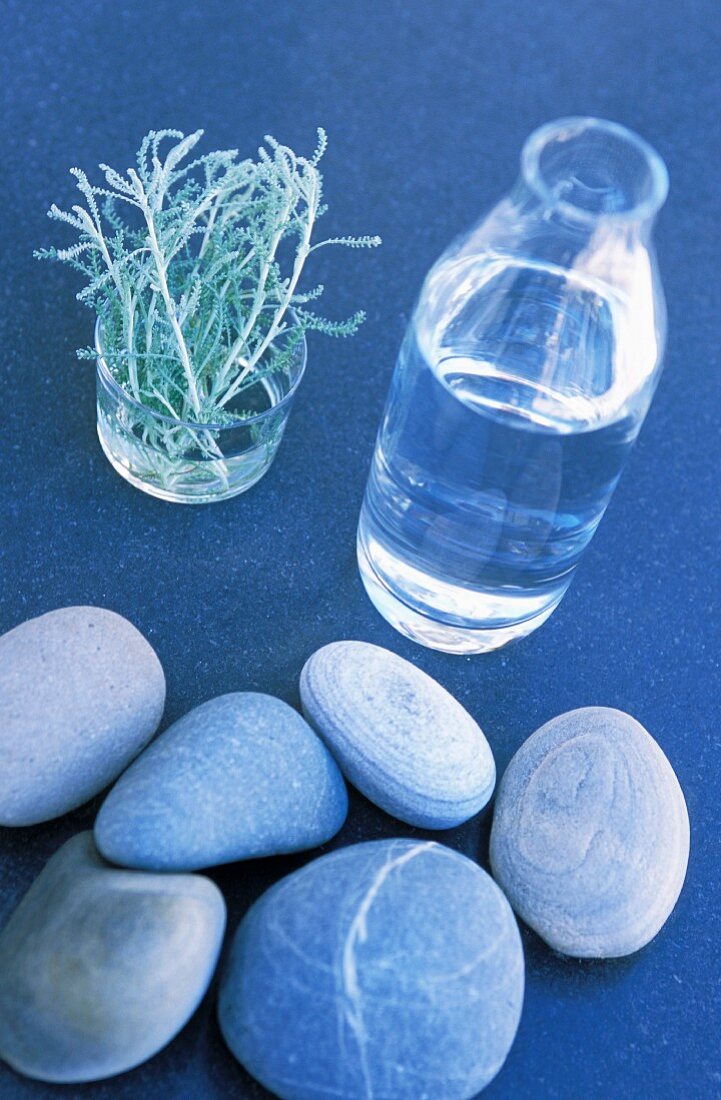Steine und Wasserflasche