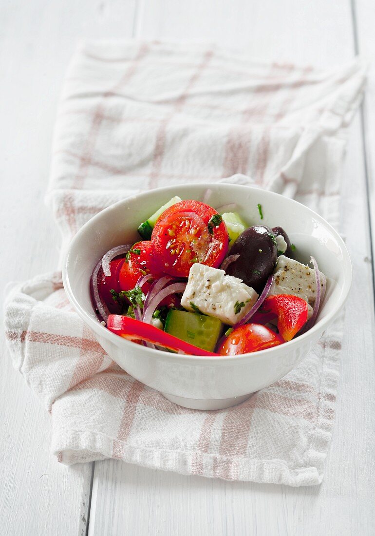 Eine Portion Griechischer Salat mit Feta, Gurken, Paprika, Tomaten und Oliven