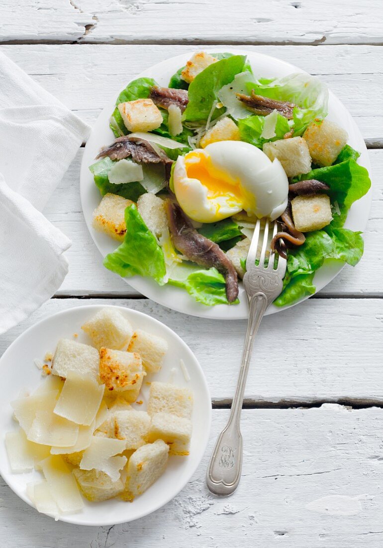Cäsarsalat mit Sardellen und Ei