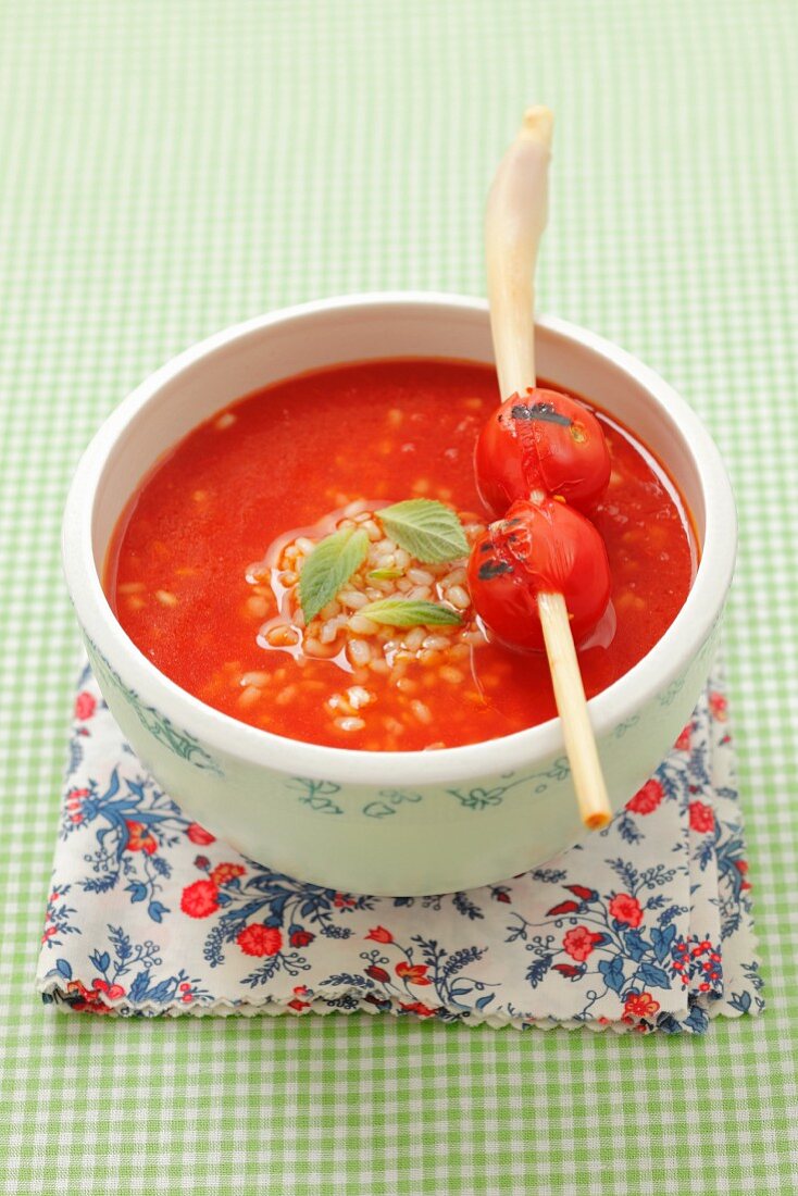 Tomatencremesuppe mit Reis, Zitronengras, Kirschtomaten und Minze