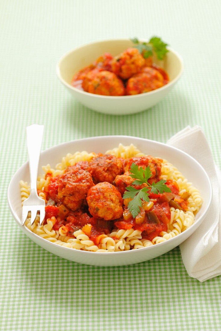 Fusilli mit Hähnchenklösschen und Tomatensauce