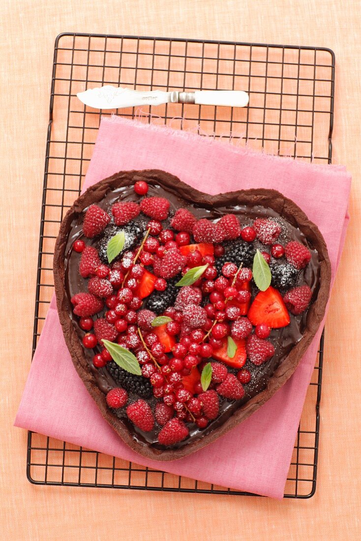 Herzförmige Schokoladentarte mit Beeren