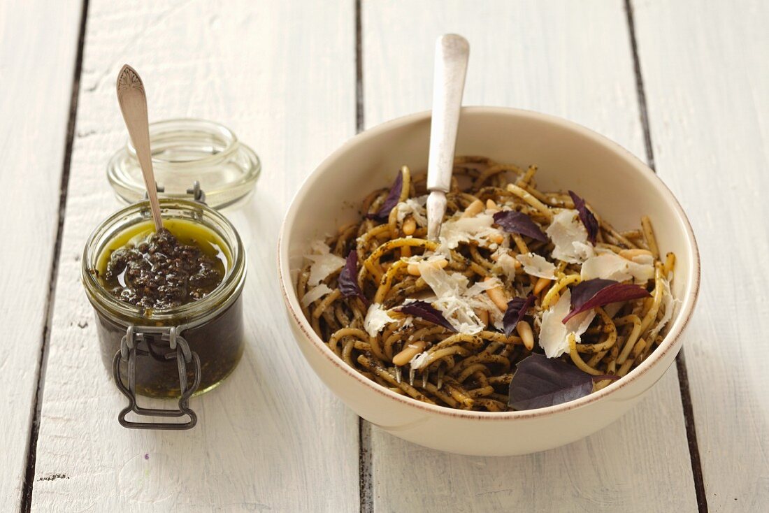 Spaghetti mit Purpurbasilikumpesto und Parmesan