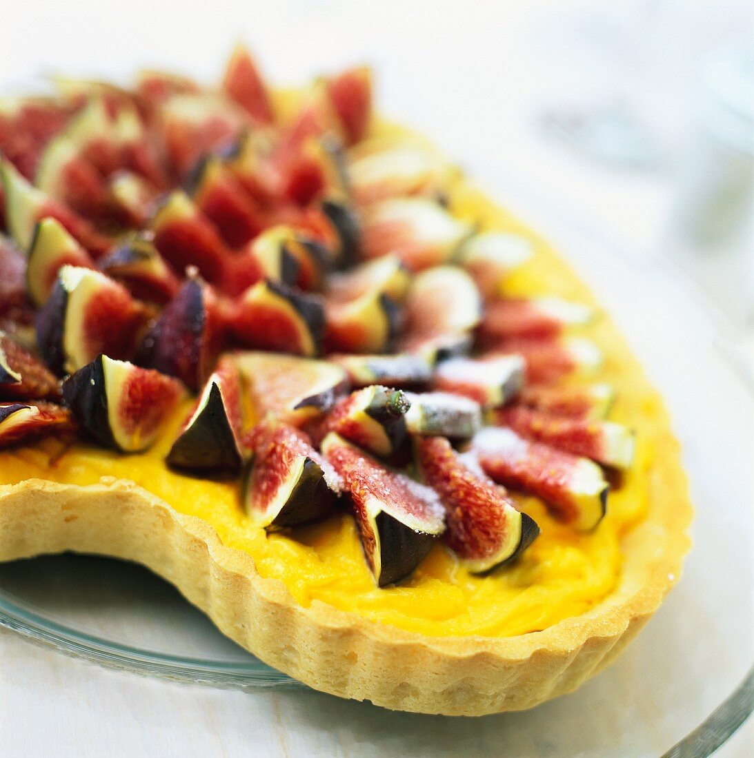 A heart-shaped fig tart with vanilla pudding