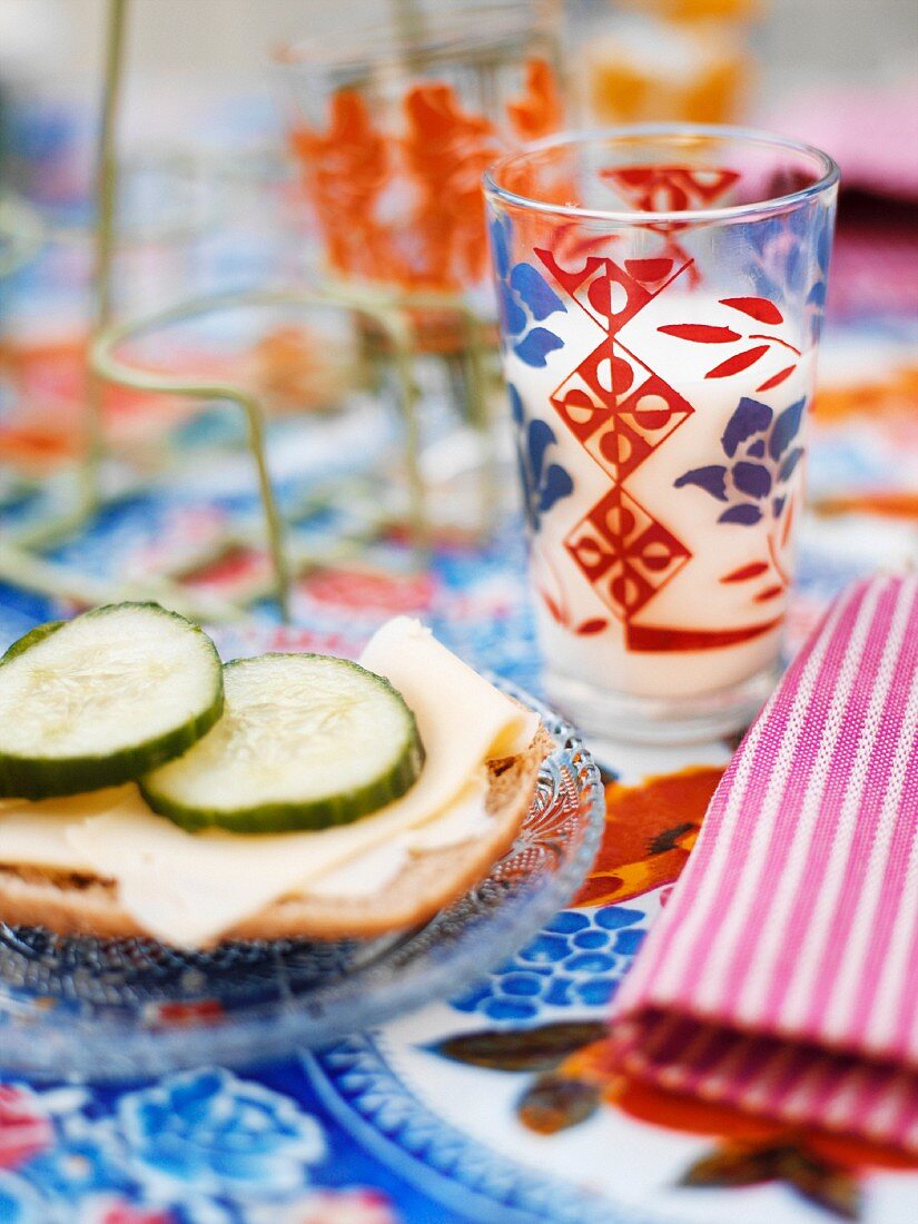 Käsebrot mit Gurken und ein Glas Milch