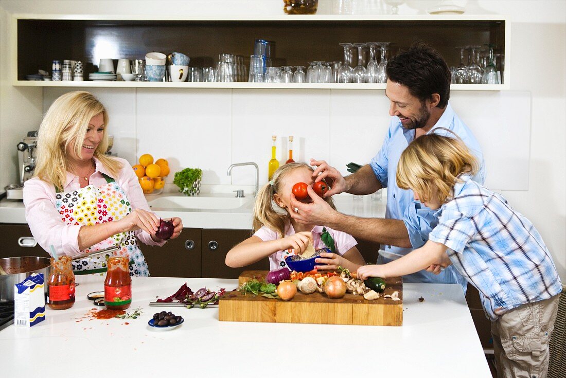 Familie bereitet das Essen in der Küche vor