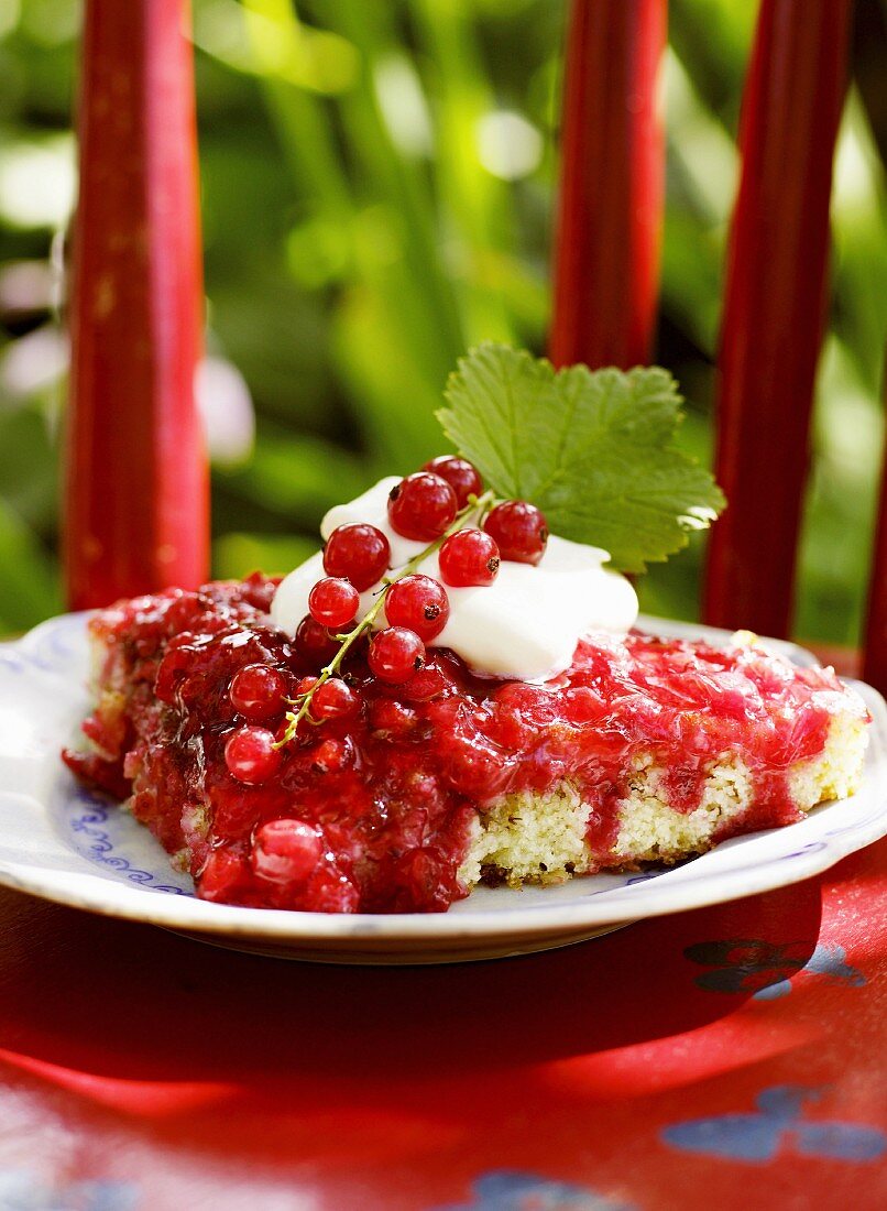 Johannisbeerkuchen mit Sahne