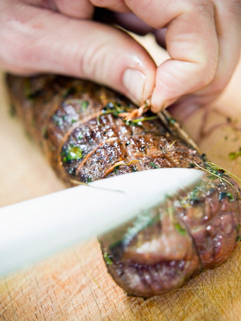 Netz von gebratenem Schweinefilet ablösen