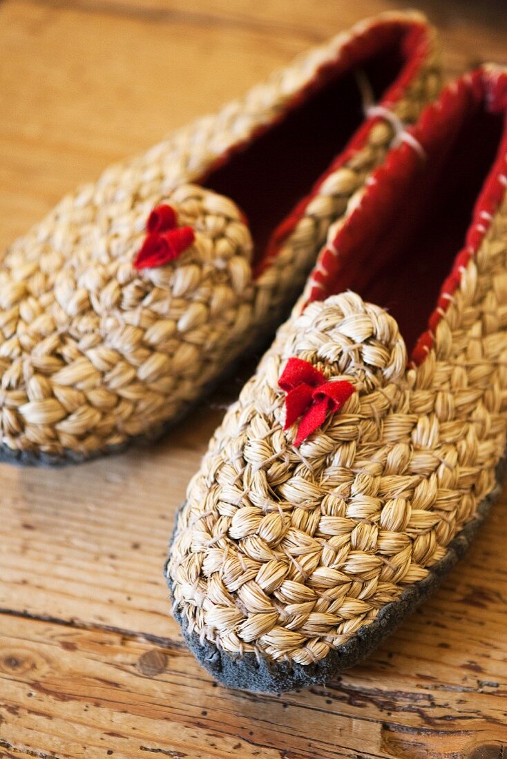 Braided straw slippers