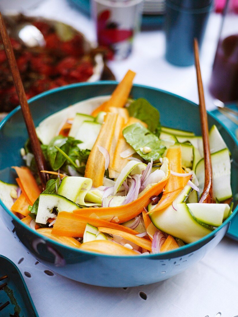 Gemüsesalat mit Möhren, Zucchini und Zwiebeln