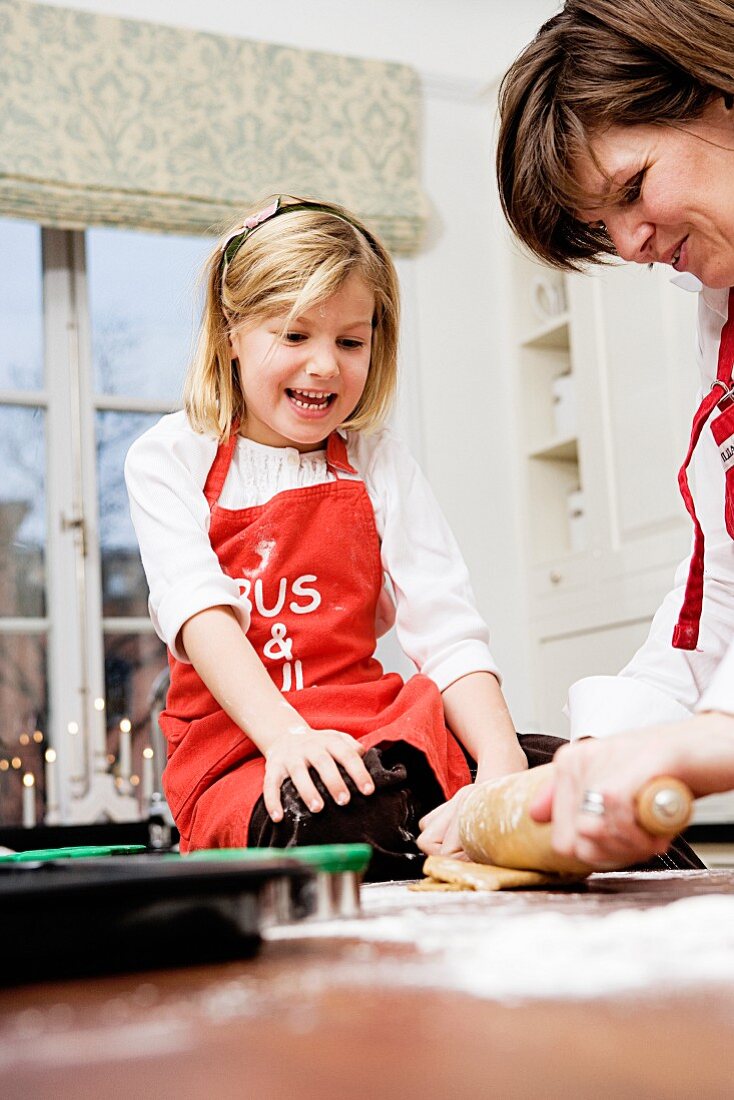 Mutter und Tochter beim Backen