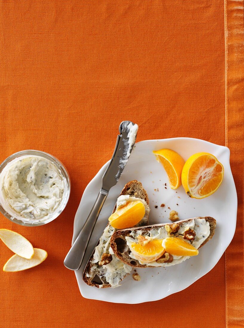 Brotscheiben mit Blauschimmelkäse und Orangen