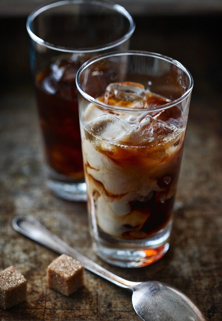 Espresso mit Eiswürfeln und Milch