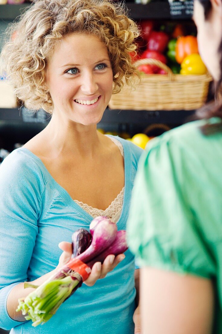 Frau beim Gemüsestand im Supermarkt