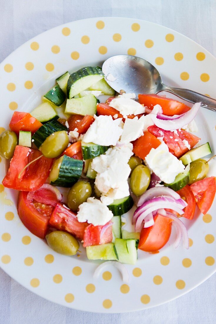 Griechischer Salat mit Oliven und Feta