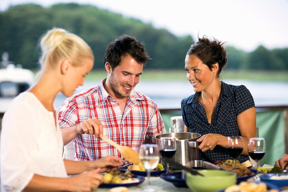 Junge Leute essen auf Terrasse