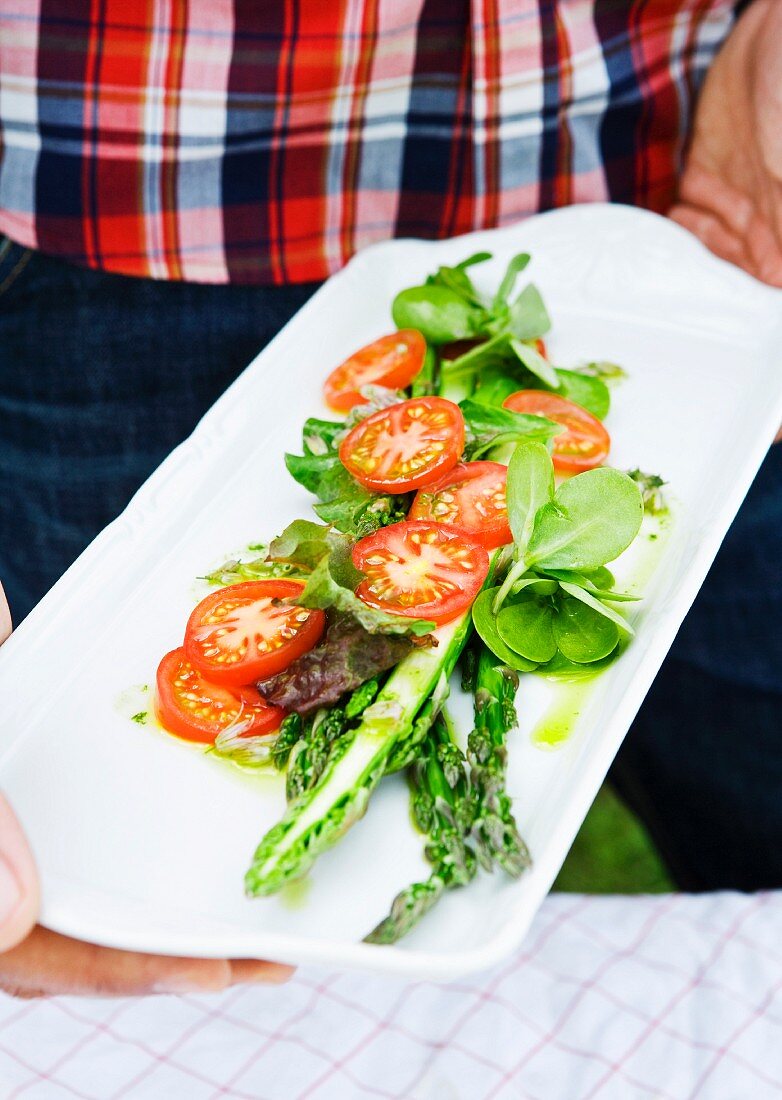 Asparagus salad with tomatoes