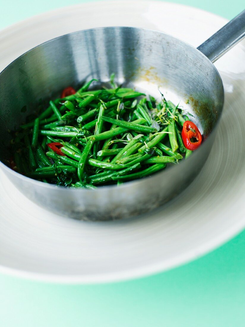 Green beans with chilli rings