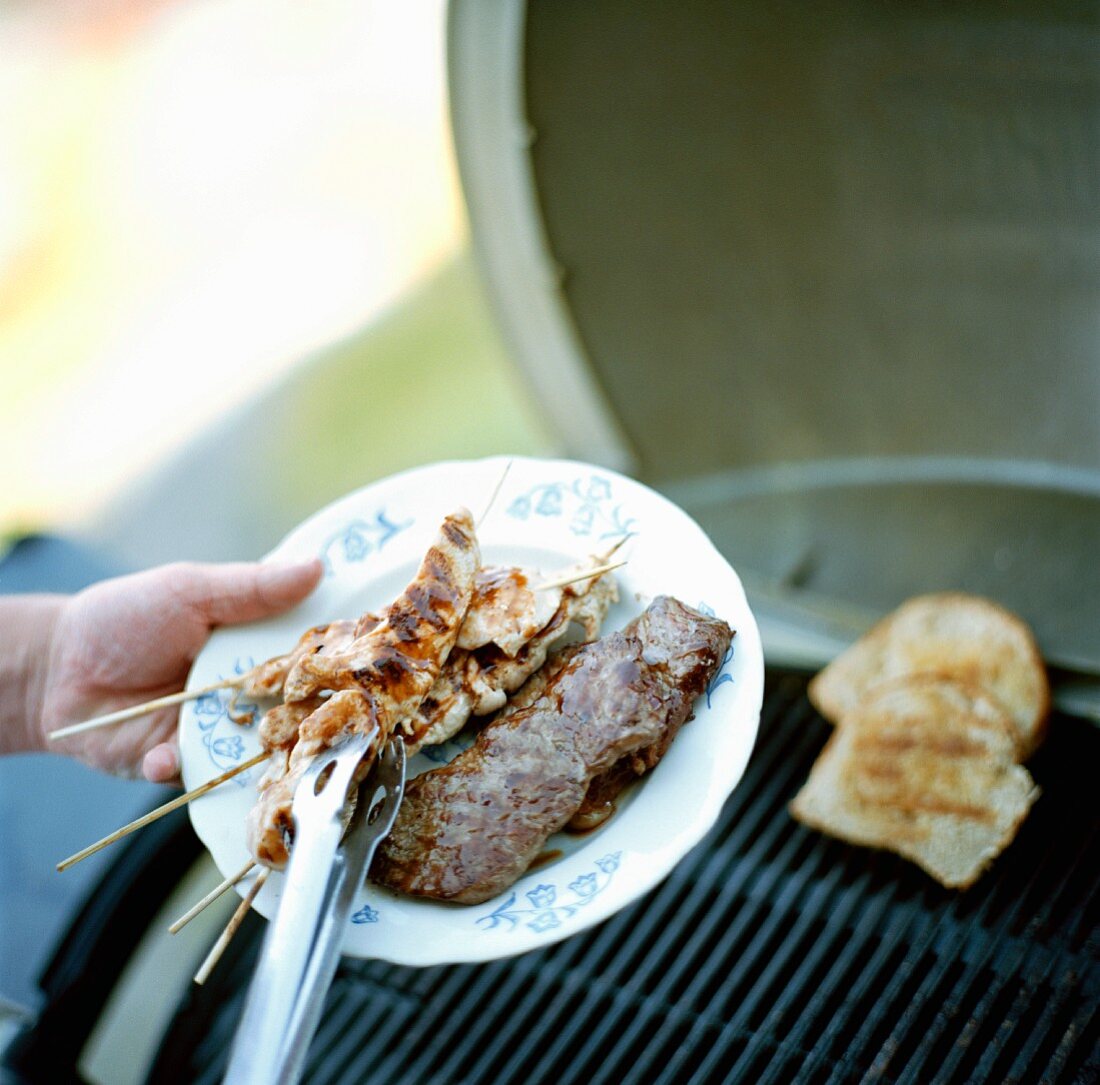 Grillteller mit Spiesschen und Steaks