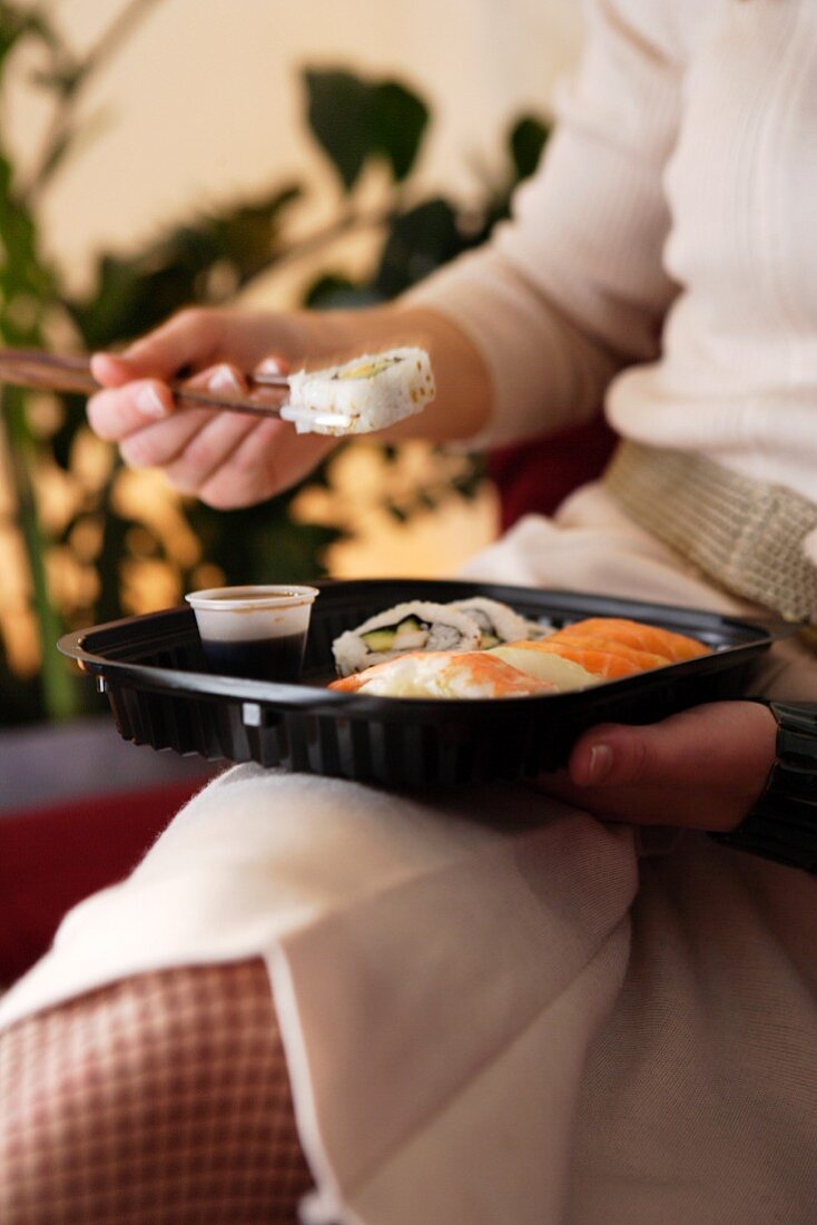 Frau isst Sushi