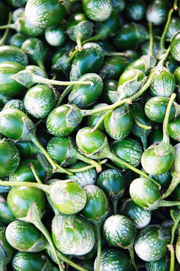 Grüne Miniauberginen auf dem Markt