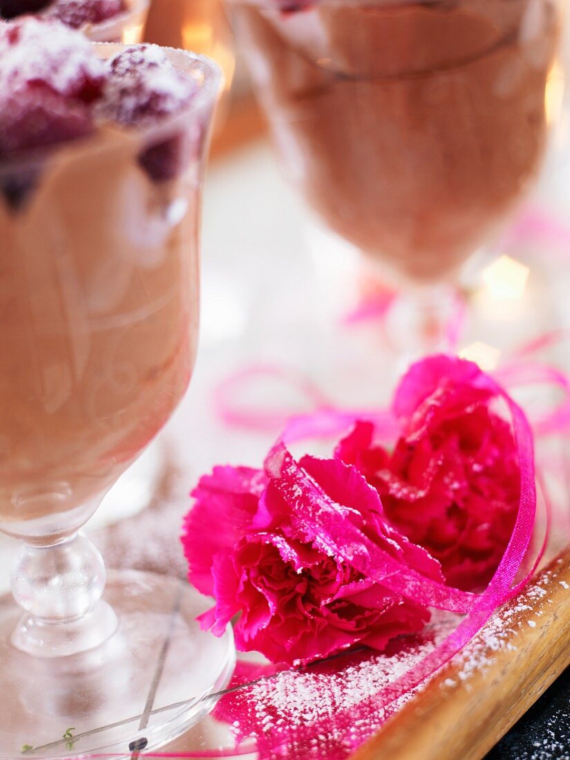 Schokoladencreme und rosa Nelken
