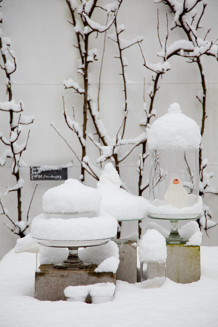 Verschneite Glasdekoobjekte im Winter