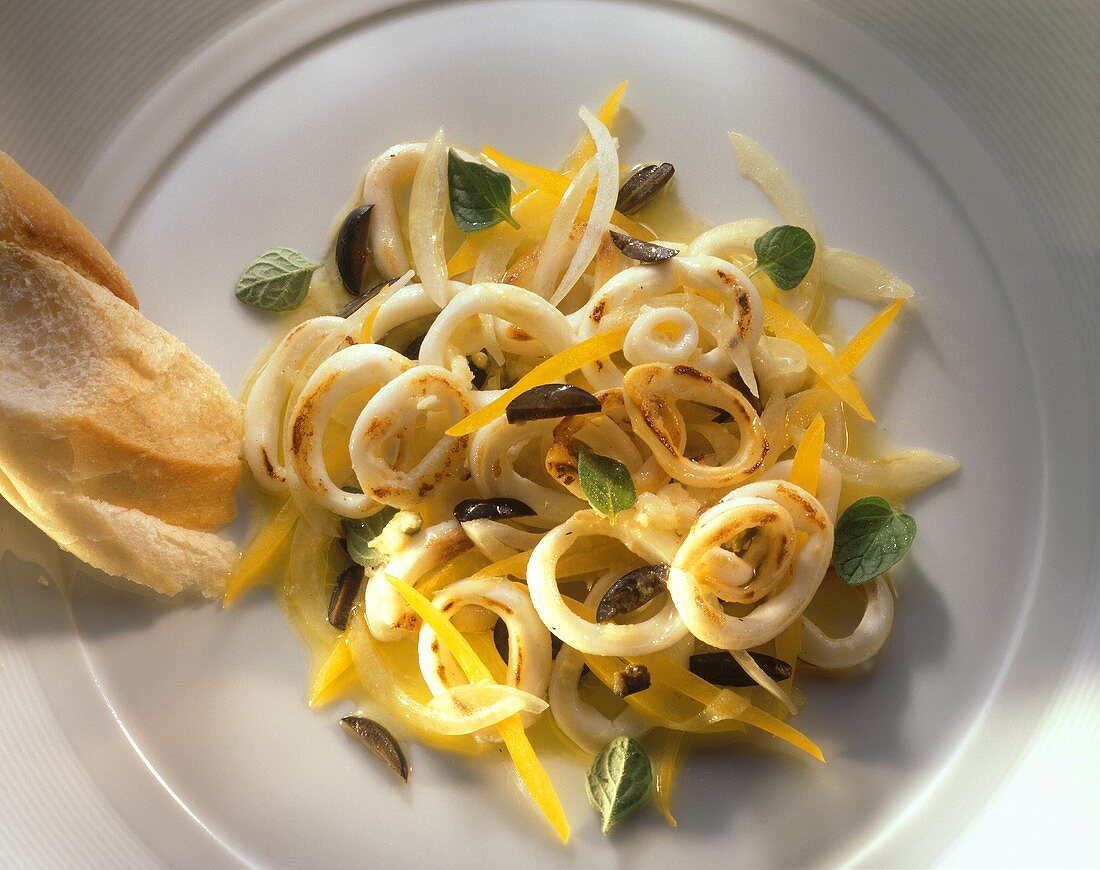 Tintenfischsalat mit gelbem Paprika & Oliven