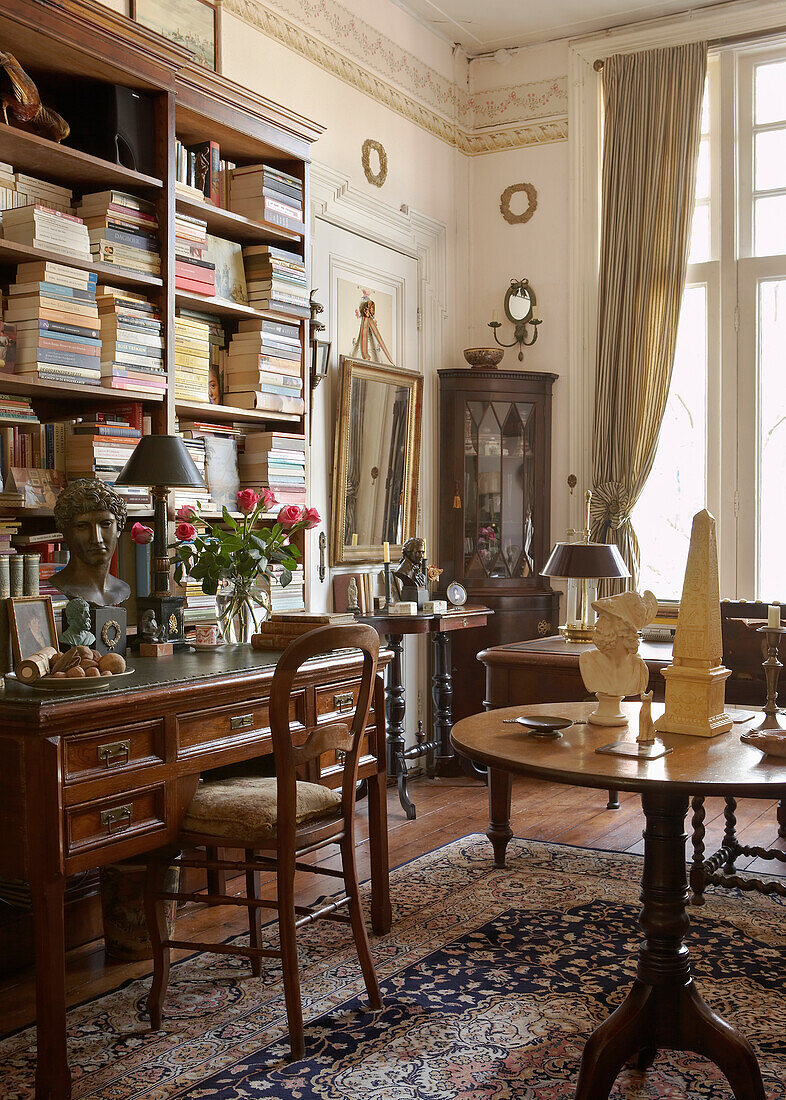 Arbeitszimmer im klassischen Stil mit Holzschreibtisch und Bücherregal