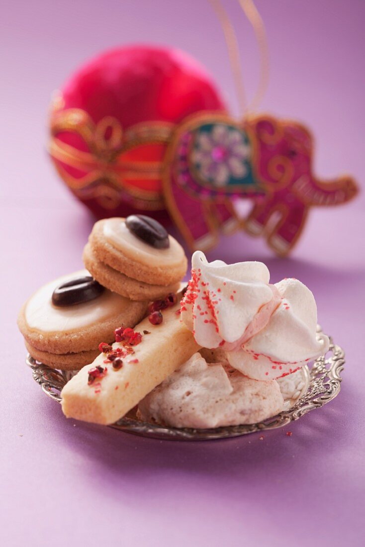 Verschiedene Weihnachtsplätzchen auf Silberteller