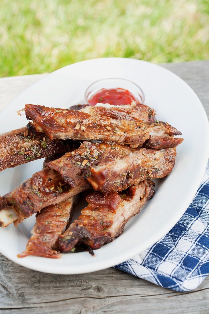 Grilled spare ribs and barbecue sauce