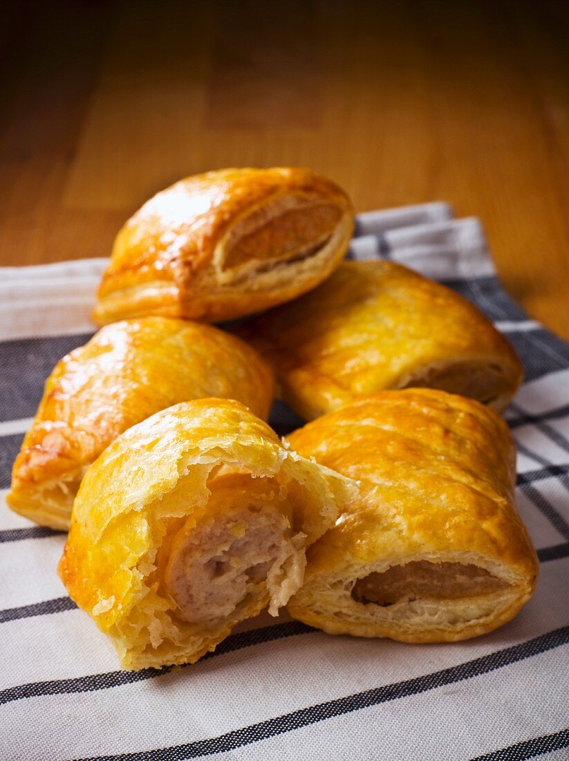 Minibrötchen mit Wurstfüllung