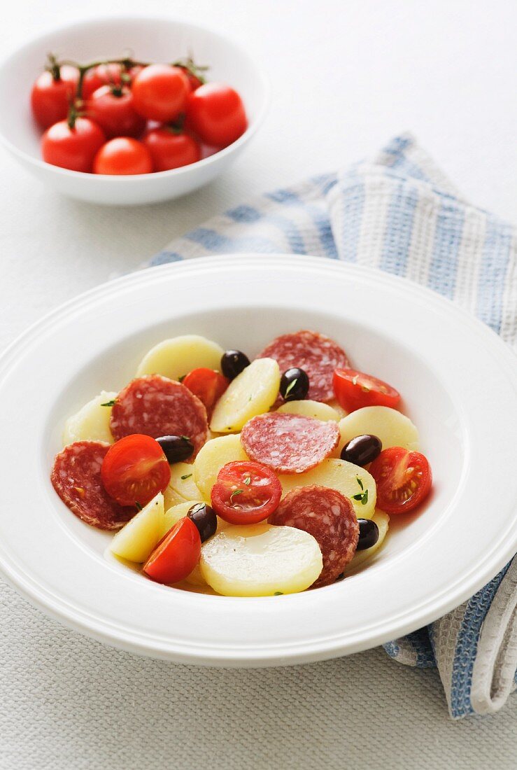 Kartoffelsalat mit Kirschtomaten, Mailänder Salami und Oliven