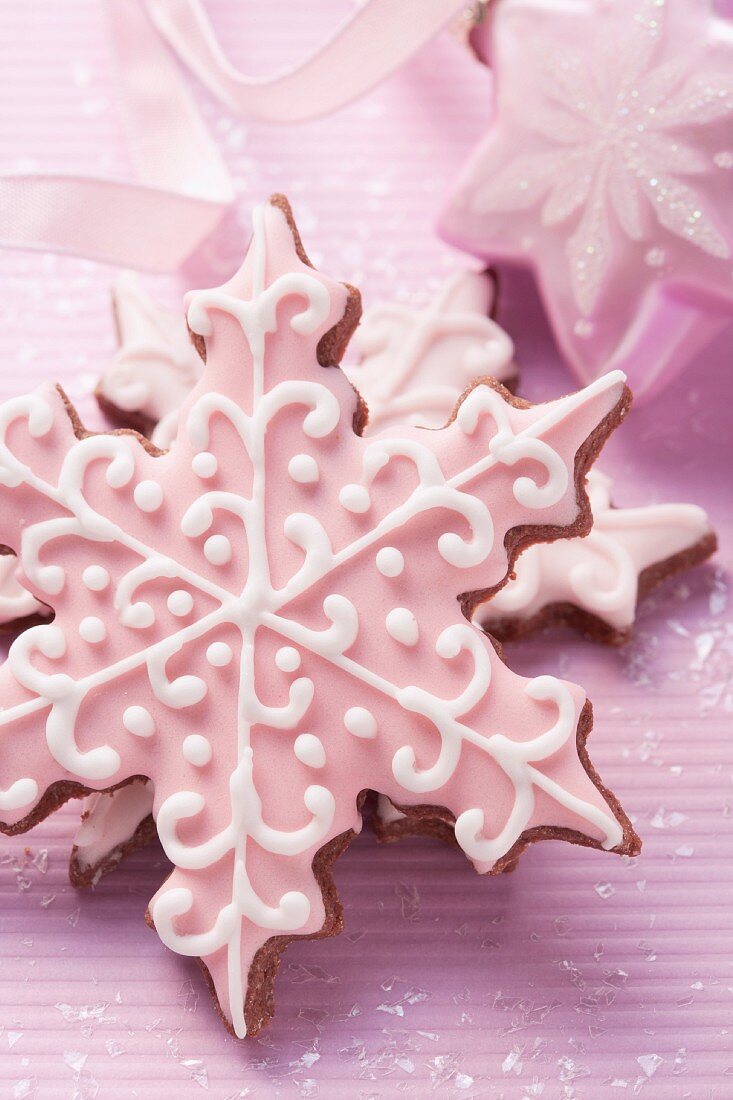 Star-shaped Christmas biscuits with icing sugar